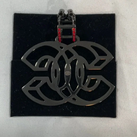 Chanel Diamantés one sided Crystal clip on earring - Picture 3 of 7